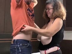 Kleine alte Frau mit riesigen Titten im Hotel gefickt