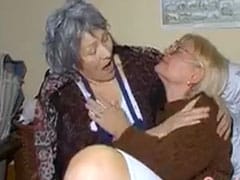 Alte Lesben lecken sich hier gegenseitig